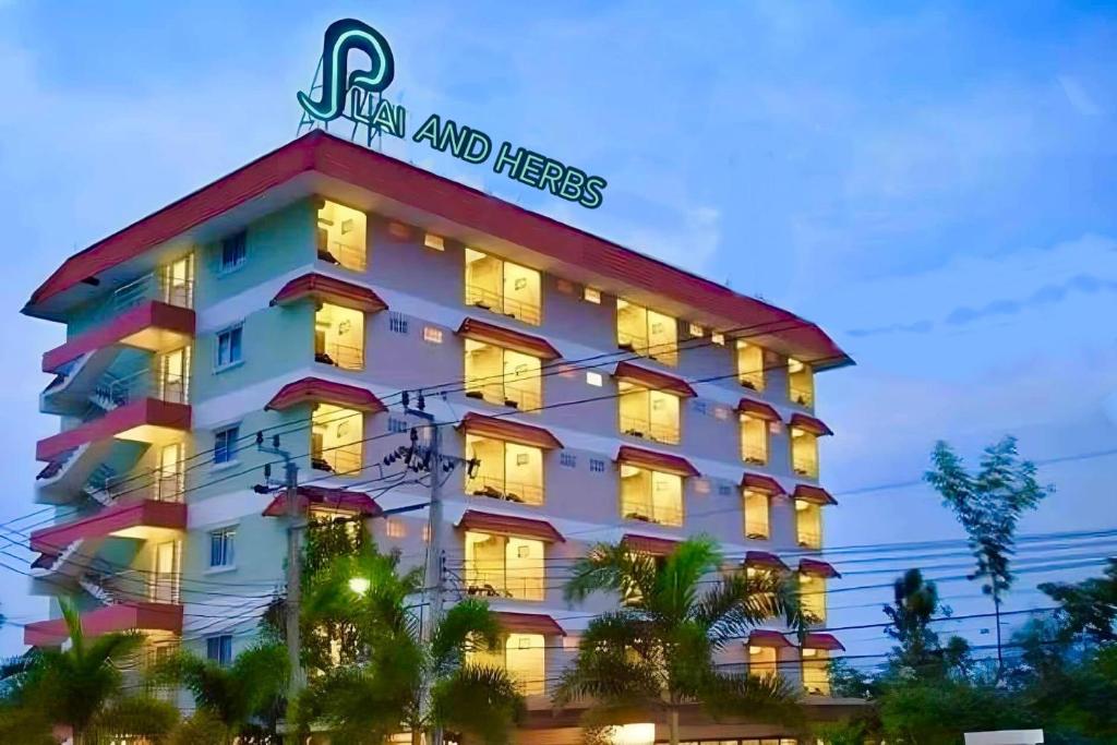 um hotel com uma placa em cima em Plai And Herbs Suvarnabhumi Airport em Lat Krabang