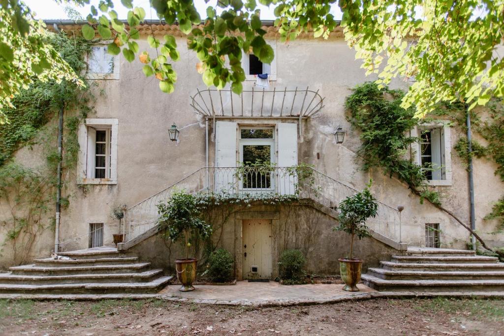 - un bâtiment ancien avec des escaliers et une porte dans l'établissement Château La Bruguière, à Tornac