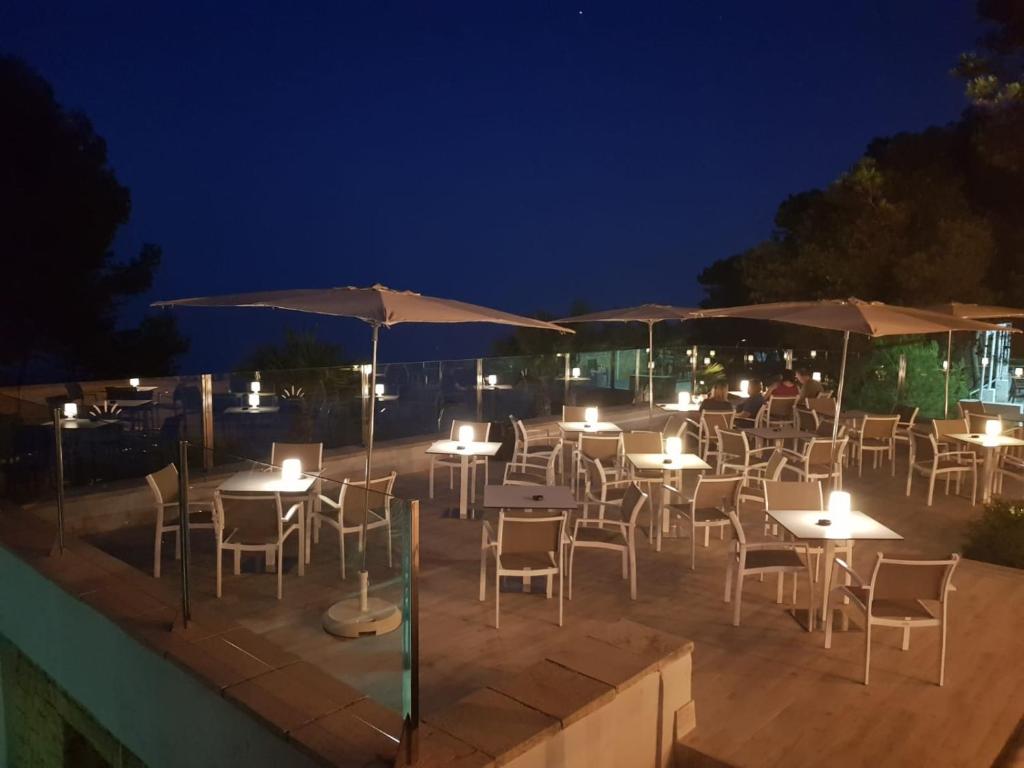 A restaurant or other place to eat at Camping Estival Torre de la Mora