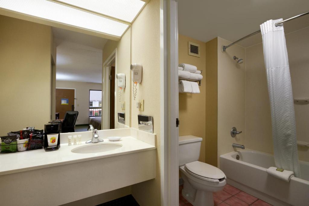 Super 8 by Wyndham Calhoun - King Room - Non-Smoking