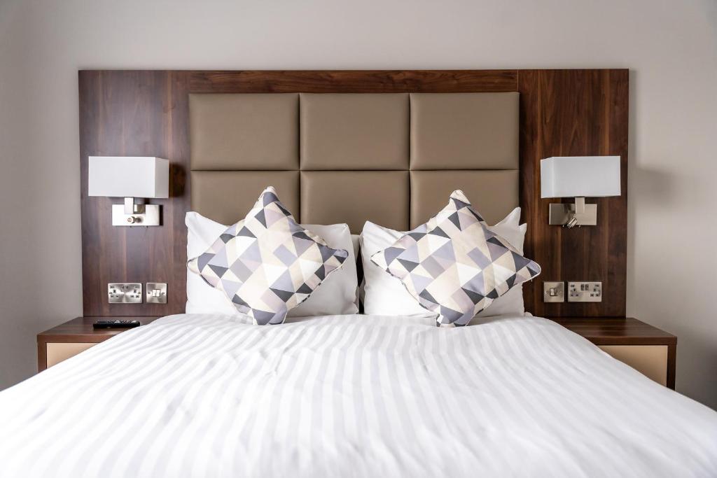 Trafford Hall Hotel Manchester, Trademark Collection by Wyndham - Efficiency Room With One Double Bed And No Windows, Non-Smoking
