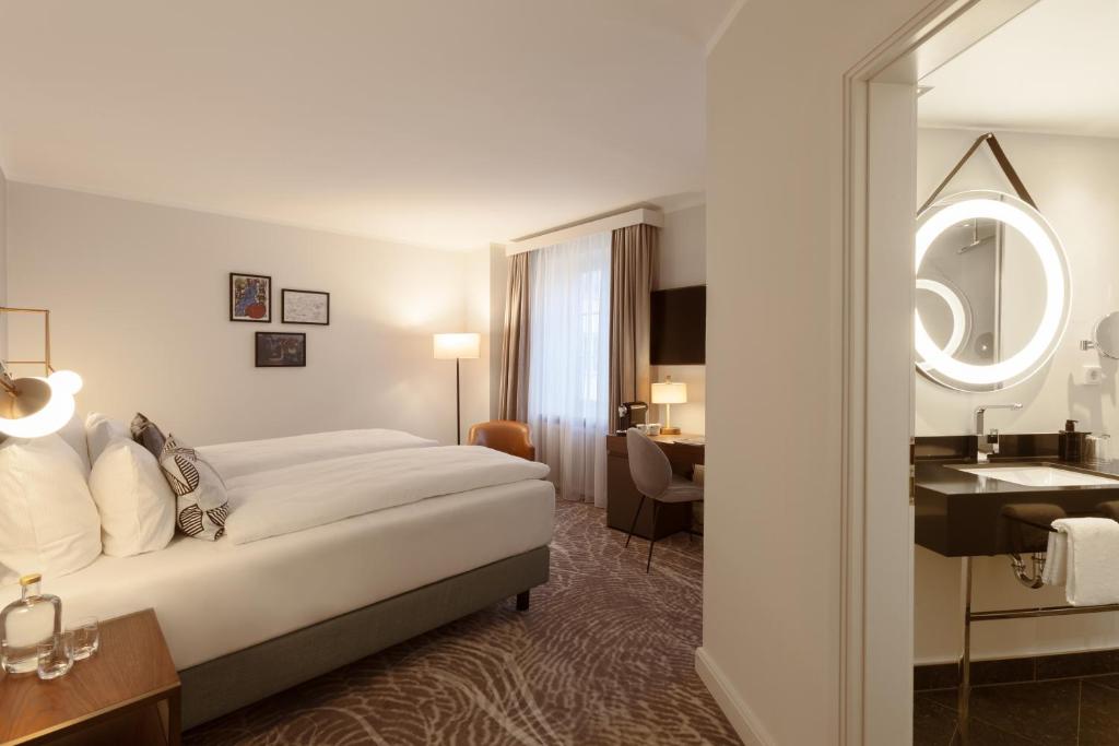 Ένα ή περισσότερα κρεβάτια σε δωμάτιο στο Hotel Elephant Weimar, Autograph Collection