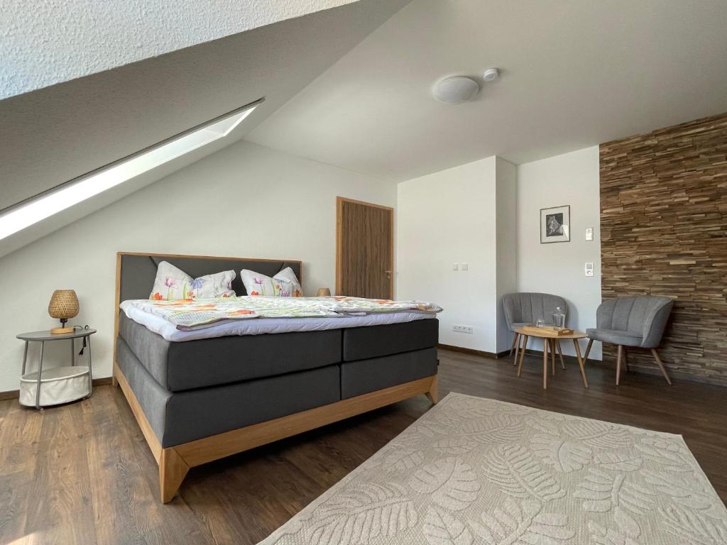 sypialnia z łóżkiem na poddaszu w obiekcie Ferienwohnungen und Ferienzimmer Haus Waldblick Trusetal w mieście Brotterode