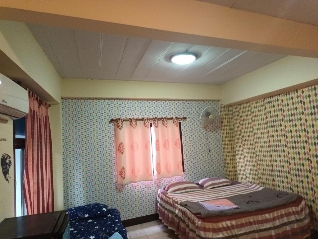 Baan Picha 2 في باتايا سنترال: غرفة نوم صغيرة بها سرير ونافذة