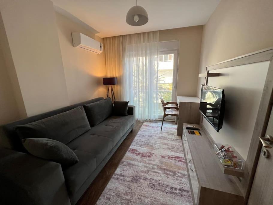 a living room with a couch and a table at Merkezi, Şık, denize 3 km Kültür kafeler cad. 2 dk '13' in Antalya