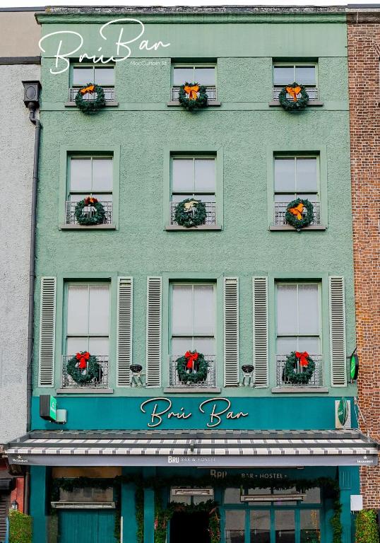 un edificio con flores en la parte delantera en Bru Bar &amp; Hostel, en Cork