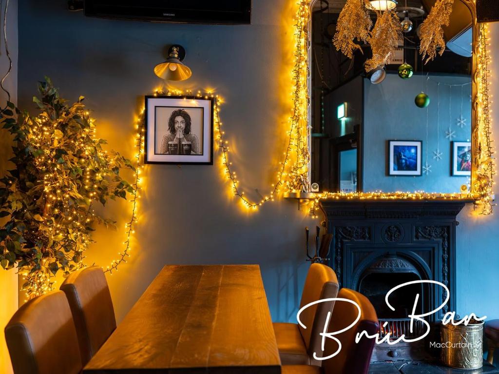 Posezení v ubytování Bru Bar & Hostel