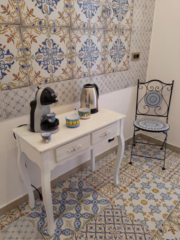 ナポリにあるLa casa fortunataの白いテーブル、ティーポット、椅子