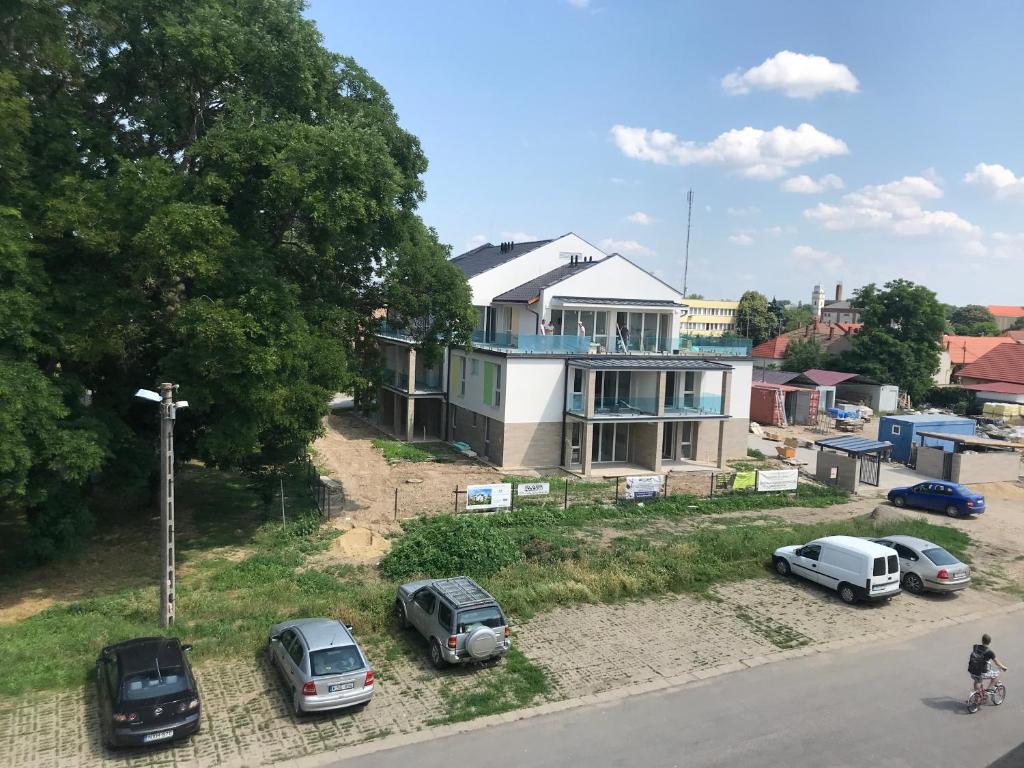 a group of cars parked in front of a house at Visit apartman Tiszafüred in Tiszafüred