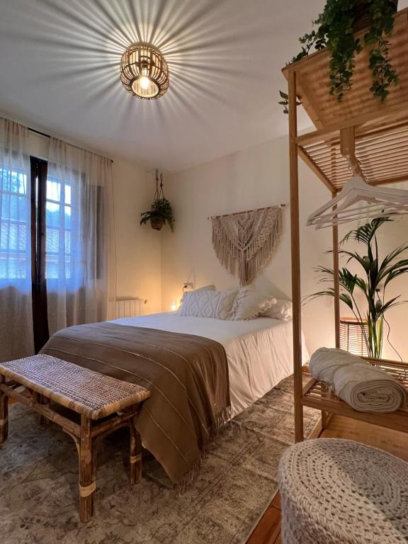 1 dormitorio con cama con dosel y banco en Casa Rural Casa Selmo, en Carreno