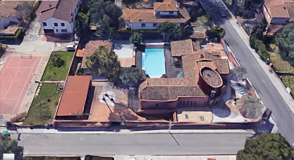 una vista aérea de una casa en Villa Huerta 2, jacuzzi, sauna, en Paterna