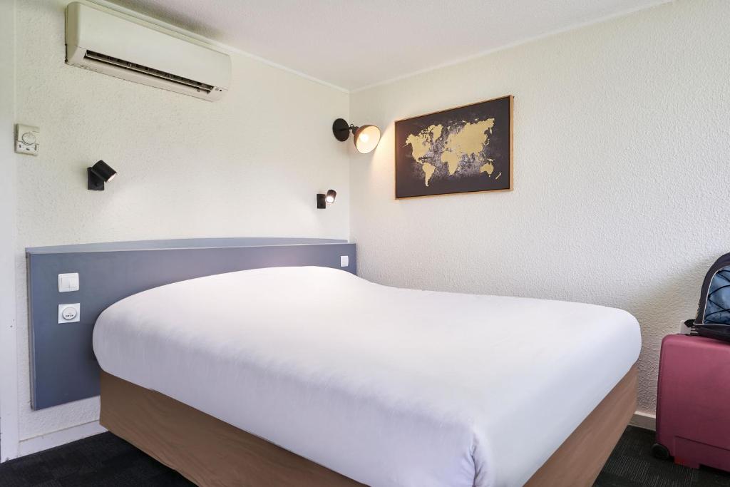 Postel nebo postele na pokoji v ubytování Kyriad Direct Le Bourget Gonesse