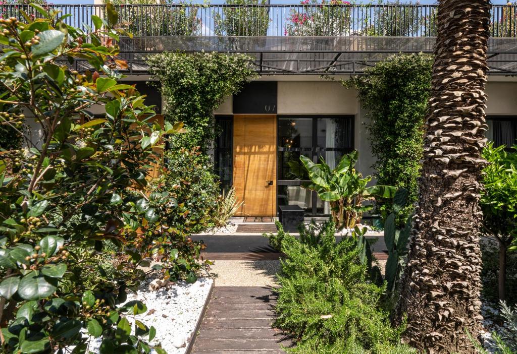 uma casa com uma entrada frontal com plantas em Horti 14 Borgo Trastevere Hotel em Roma