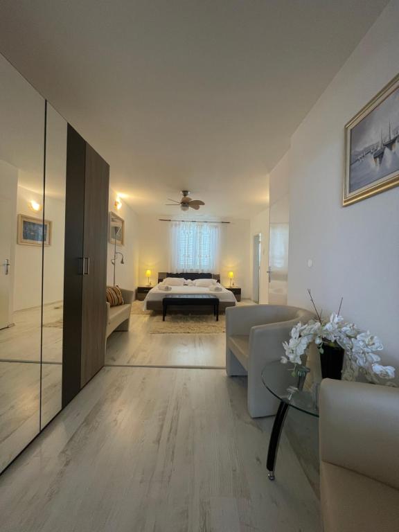 un ampio soggiorno con un letto e un divano di Villa Lory a Makarska