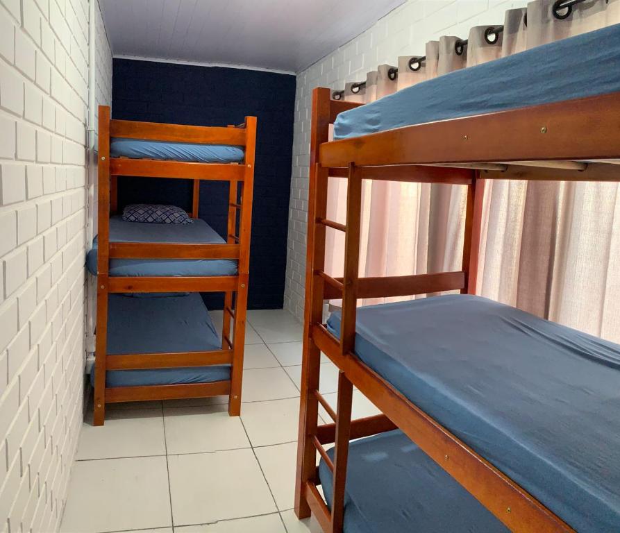 a room with two bunk beds in a room at HOSTEL PACÍFICO in Tramandaí