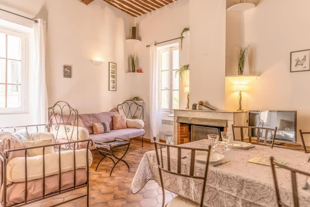 un salon avec un canapé et une table dans l'établissement Le COUMÉ VAI, à Cassis