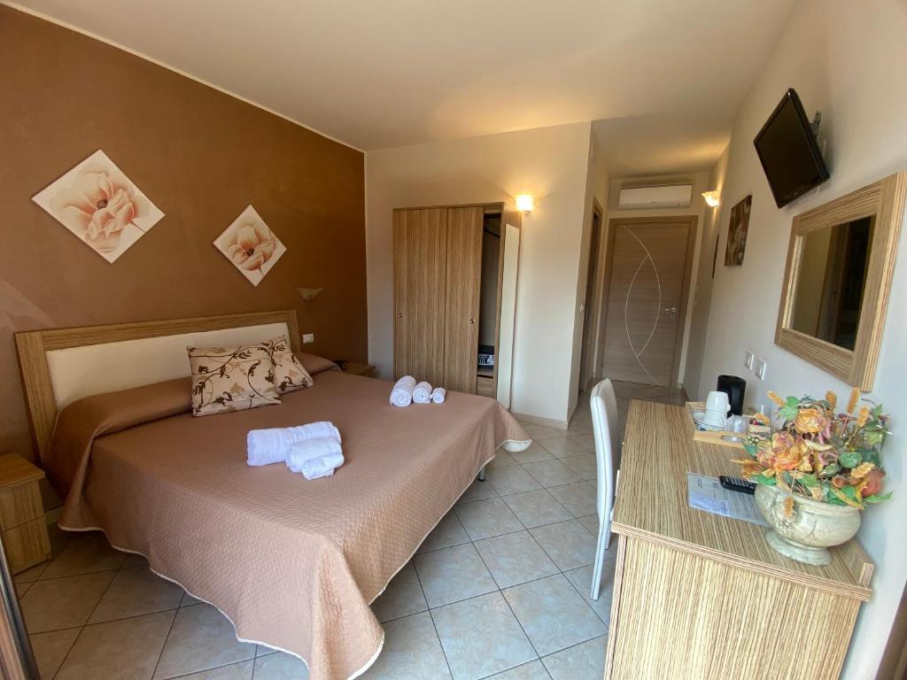 ein Schlafzimmer mit einem Bett mit Handtüchern darauf in der Unterkunft Villa Sofia in Parghelia