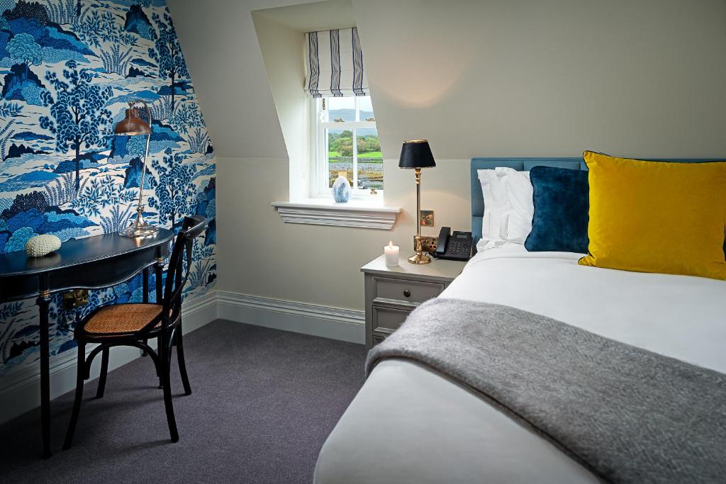 um quarto com uma cama, uma secretária e uma janela em Monks Ballyvaughan em Ballyvaughan