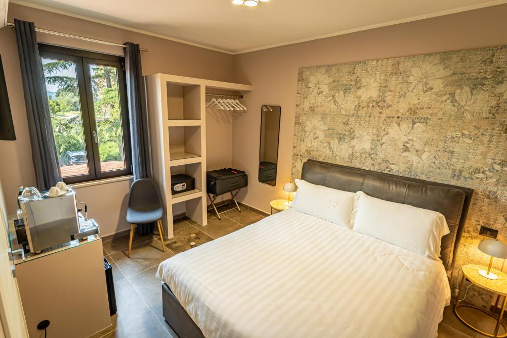 1 dormitorio con 1 cama y TV. en Casa Corsetti - Locanda e Ristorante, en Magione