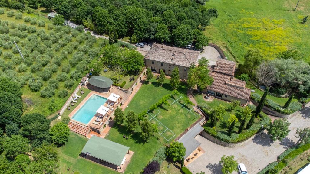 vista aerea di una casa con piscina di Il Rifugio Del Falconiere a Sovicille
