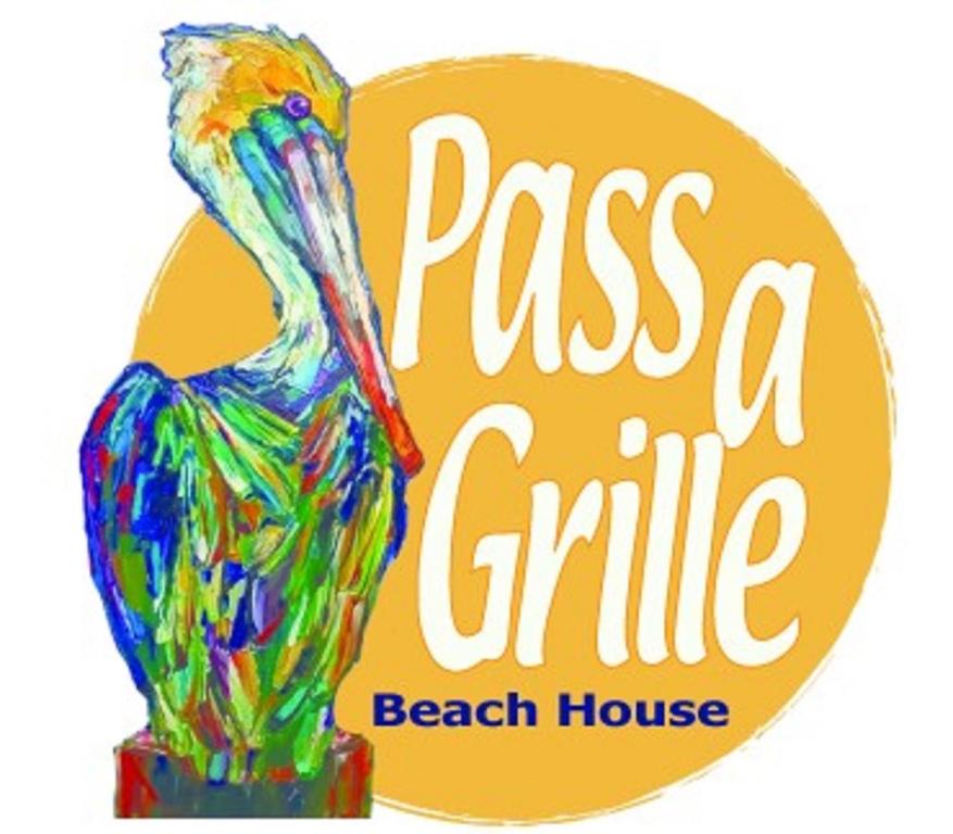 un vaso di vetro colorato, seduto accanto a un cartello della casa sulla spiaggia di PAG Beachhouse Rentals a St Pete Beach