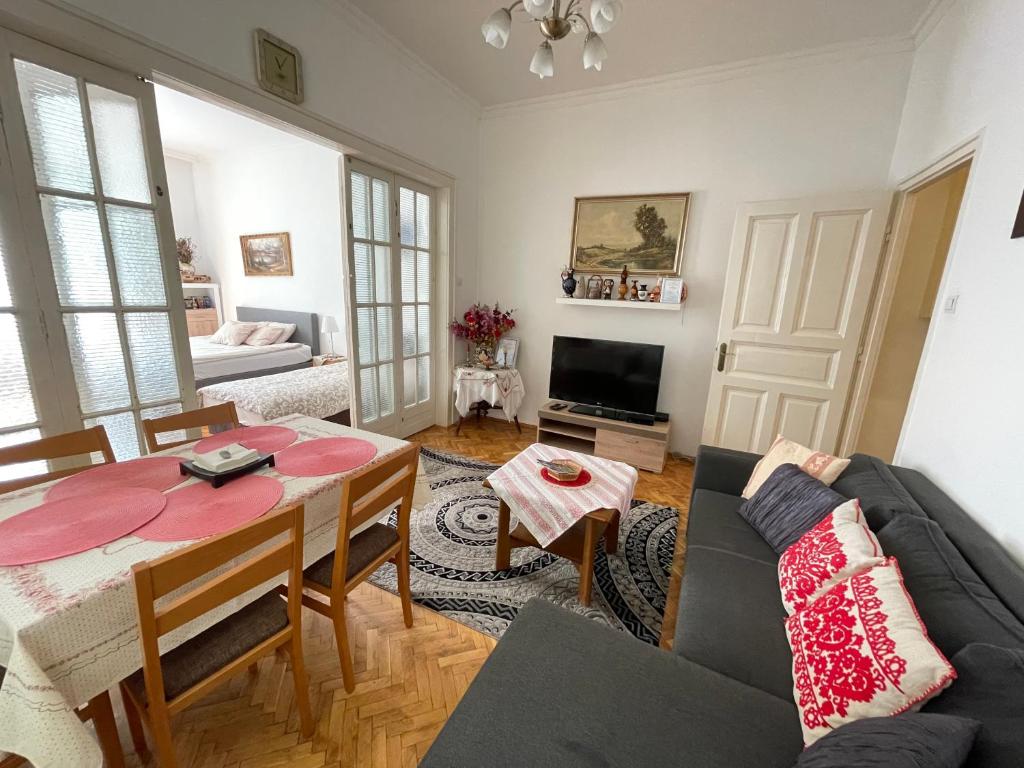 sala de estar con sofá y mesa en Family Home, en Budapest
