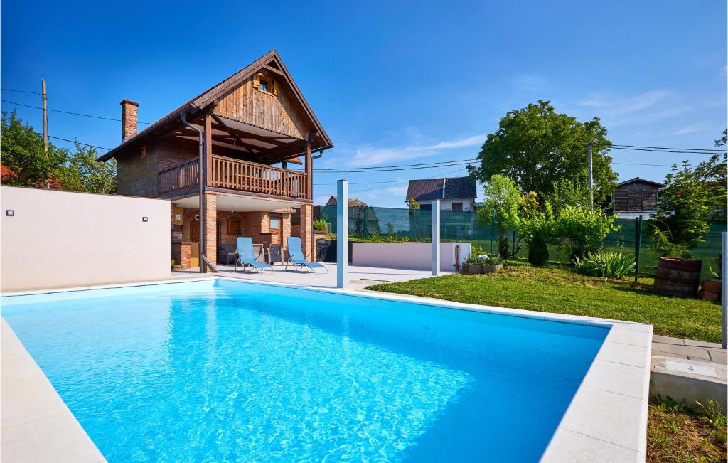 una piscina en el patio trasero de una casa en Stunning Home In Klostar Ivanic With Sauna en Kloštar Ivanić