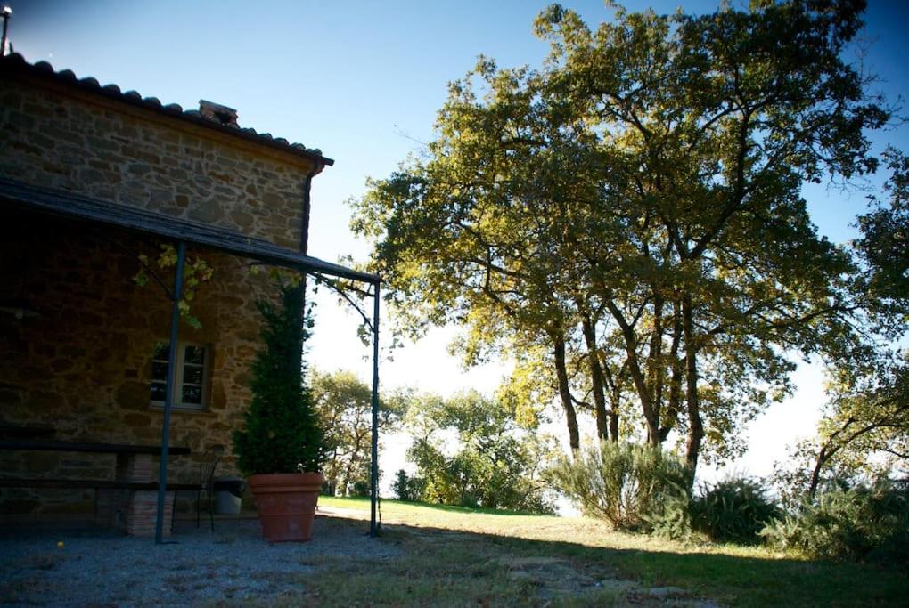 um baloiço em frente a um edifício de tijolos em Lovely Country House em Fontignano