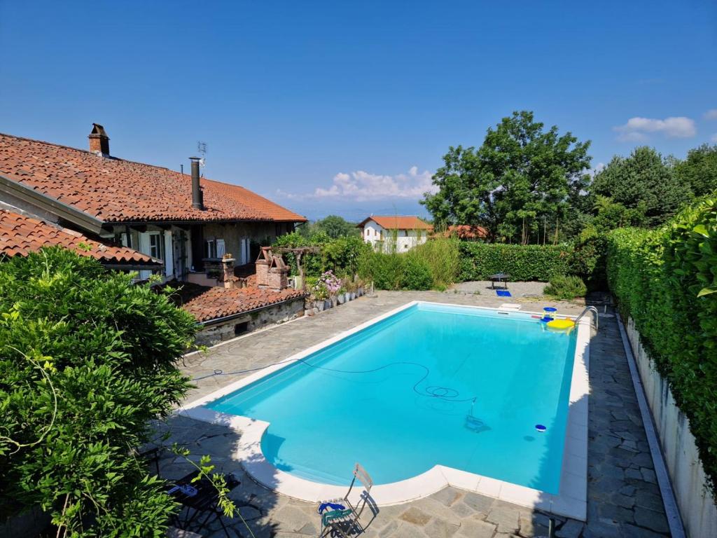 una piscina nel cortile di una casa di Cascina gnocca VIVERONE avventura a Viverone