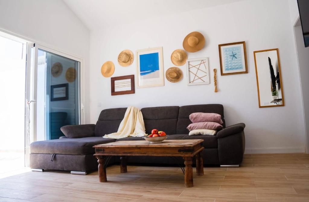 uma sala de estar com um sofá e uma mesa de centro em Babo Lanzarote em Playa Blanca