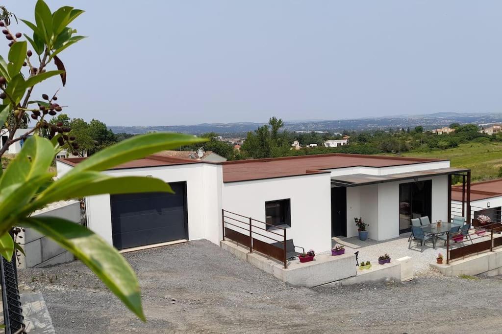 Villa Ginkgo-955 avec SPA privatif في ألبي: بيت ابيض كبير بسقف