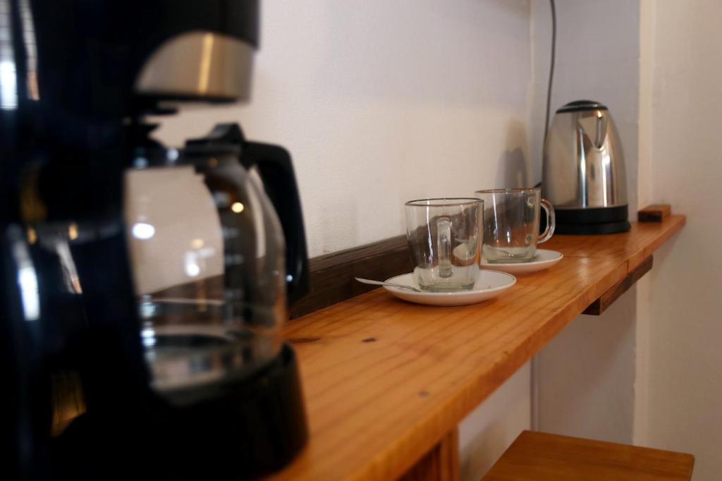 Tetera y cafetera en Loft Mendoza Capital Musica y Fotografia