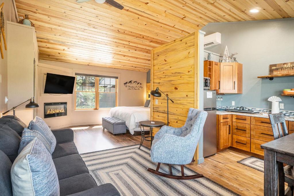 - un salon avec un canapé et un lit dans une chambre dans l'établissement Solitude Longs Peak Suite 201 - Estes Park studio, à Estes Park