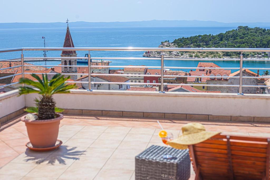 Elle comprend un balcon offrant une vue sur l'océan. dans l'établissement Apartments Villa Flamingo, à Makarska
