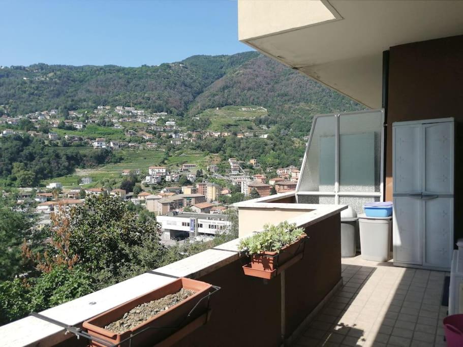 einen Balkon mit Topfpflanzen und Stadtblick in der Unterkunft I due archi in Como