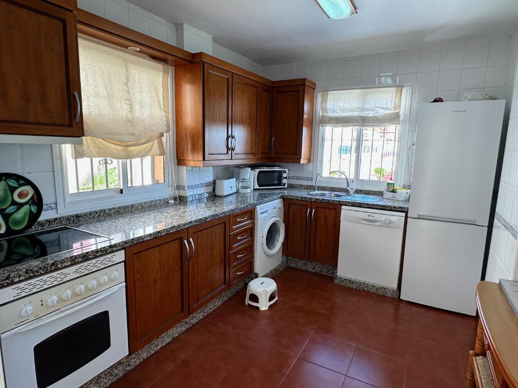Kuchyň nebo kuchyňský kout v ubytování Spacious family villa Aljamar 8a