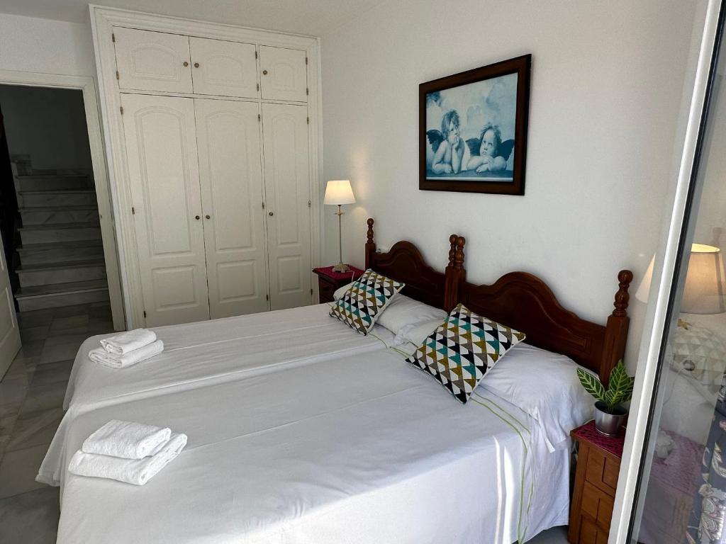 Postel nebo postele na pokoji v ubytování Spacious family villa Aljamar 8a