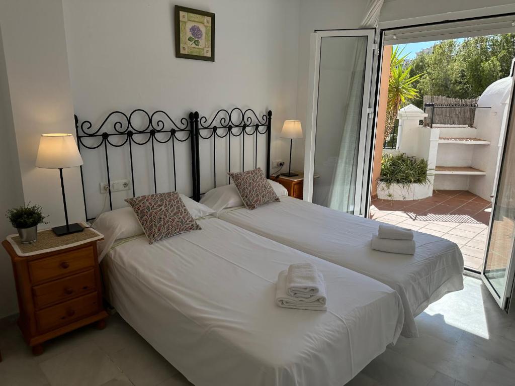 Postel nebo postele na pokoji v ubytování Spacious family villa Aljamar 8a