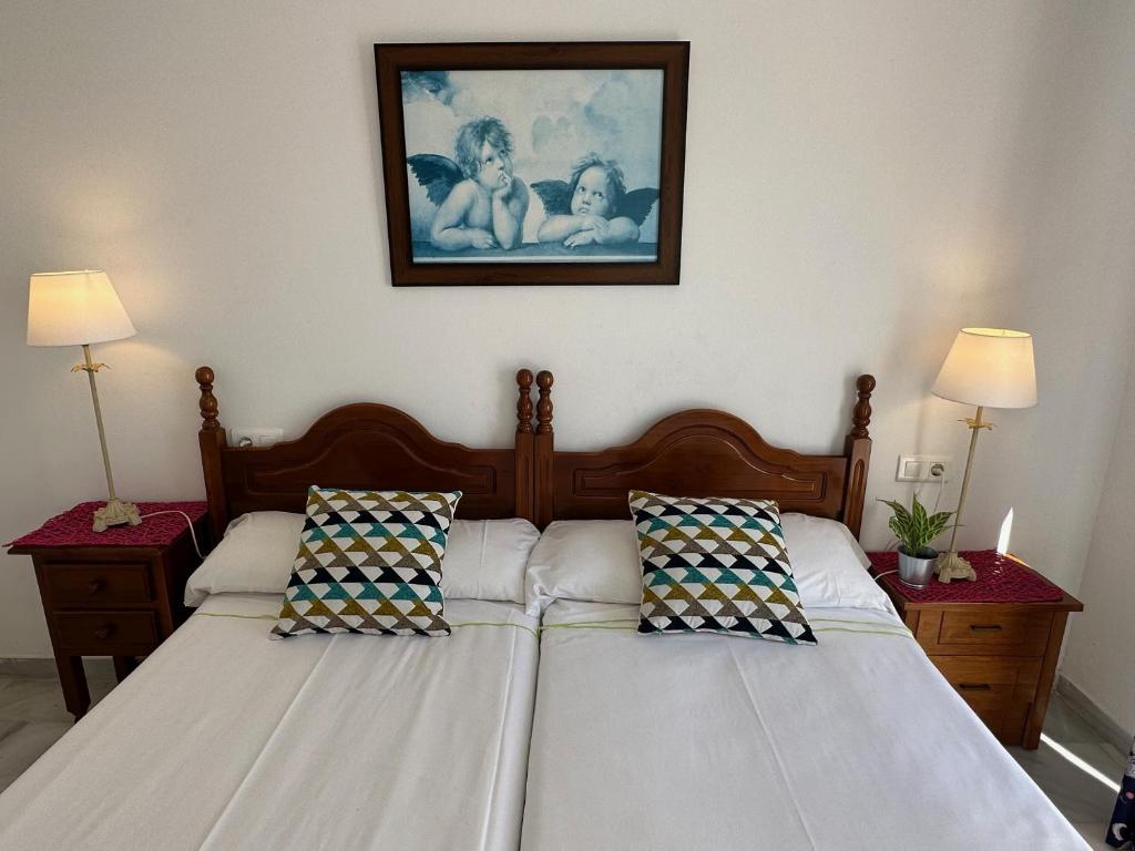 Postel nebo postele na pokoji v ubytování Spacious family villa Aljamar 8a