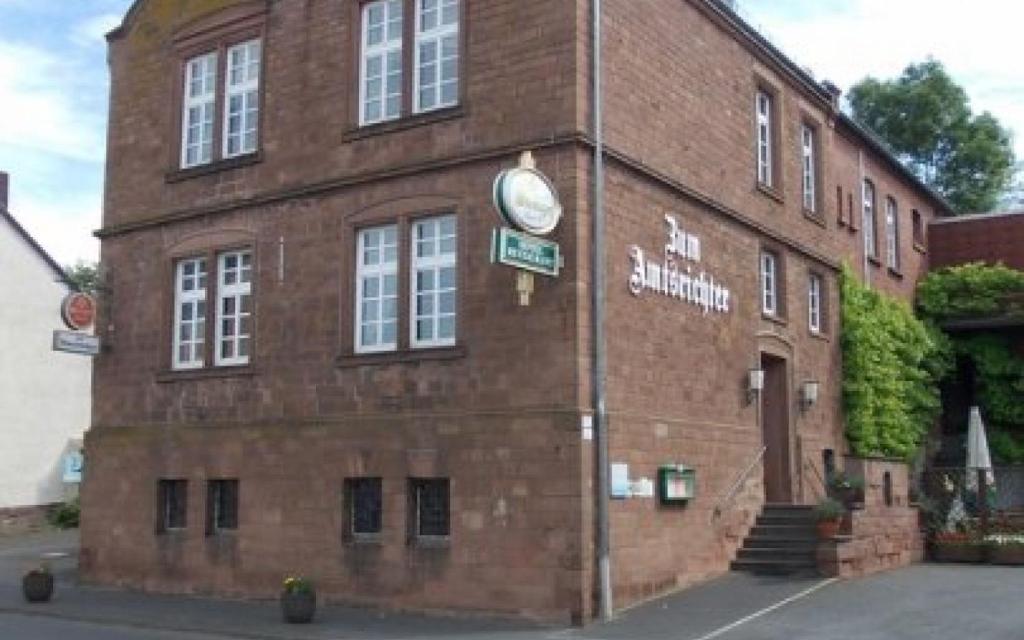 un edificio de ladrillo con un reloj a un lado en Zum Amtsrichter, en Hillesheim