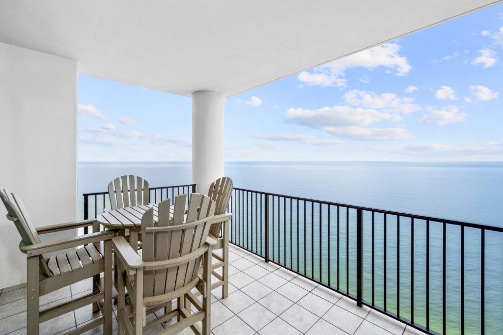 - deux chaises sur un balcon avec vue sur l'océan dans l'établissement Phoenix West Ii 2606, à Orange Beach