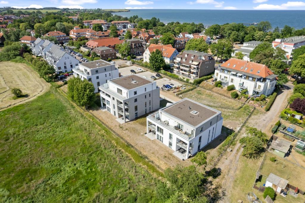 z góry widok na miasto z domami w obiekcie Weiße Villen Weiße Villen 1-11 w mieście Boltenhagen