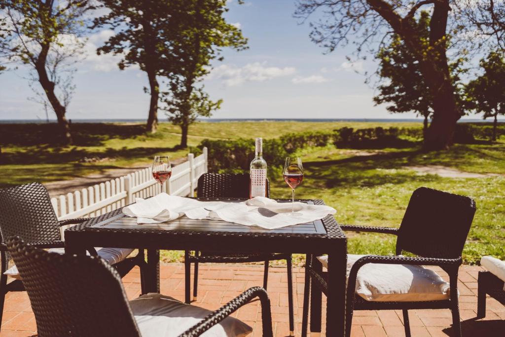 una mesa con copas de vino en el patio en Gut Oehe, en Maasholm
