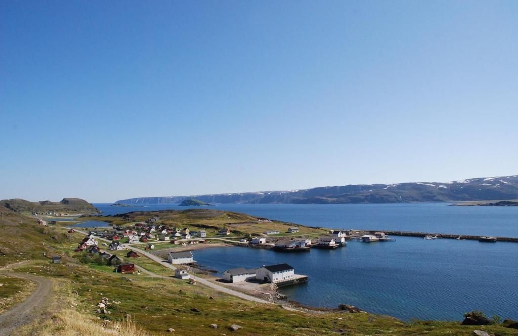un grupo de barcos atracados en un cuerpo de agua en Kongsfjord Holiday Home en Kongsfjord