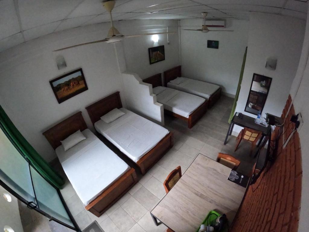 - Vistas a un dormitorio con 2 camas en Ambalama Leisure Lounge en Hanwella