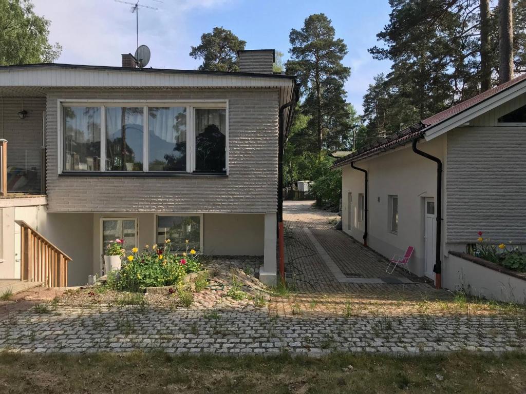 una casa con una finestra sul lato di Charming Studio Flat In Sollentuna, Stockholm a Sollentuna