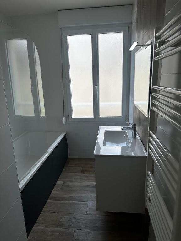 Fotografie z fotogalerie ubytování leBel endroit 145m2 , terrain et terrasse de 350m2 au coeur des commerces ,à proximité de la mer et tous services inclus v destinaci Portbail