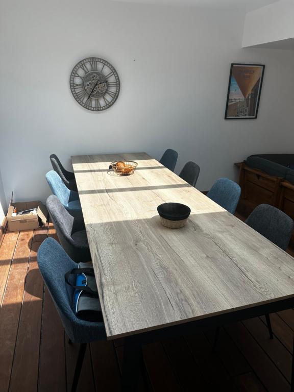 Fotografie z fotogalerie ubytování leBel endroit 145m2 , terrain et terrasse de 350m2 au coeur des commerces ,à proximité de la mer et tous services inclus v destinaci Portbail