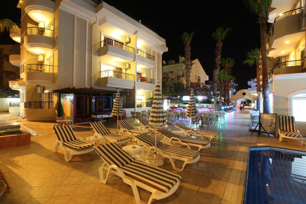 Bazén v ubytování Fidan Apart Hotel nebo v jeho okolí