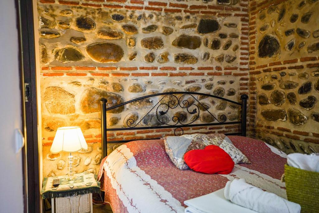 Postel nebo postele na pokoji v ubytování Sighnaghi Art Hotel